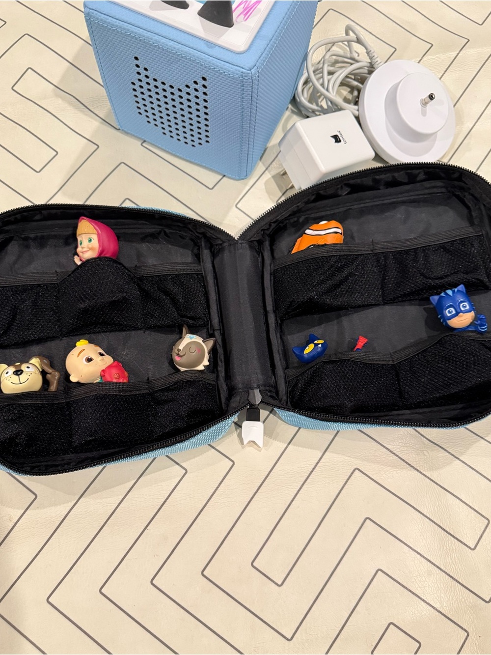 Toniebox with Storage Pouch and Tonies Characters - Picture 4 of 8
